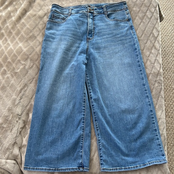 PRICE JUST REDUCED!!! NWOT!!! Gloria Vanderbilt wide leg crop jeans. - Picture 8 of 8